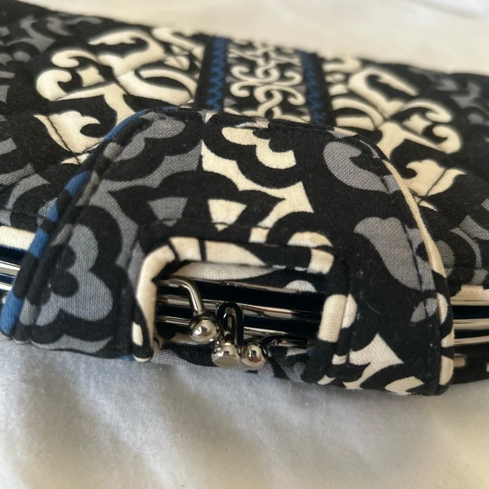 Vera Bradley Clutch Kiss N’ Snap Tab Wallet w/Kisslock Canterbury Blue. Great!